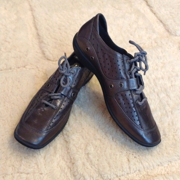 Stuart Weitzman Gray Metallic Lace Up Sporty Tennis Shoe Size 7 Chic Athleisure - Picture 1 of 10